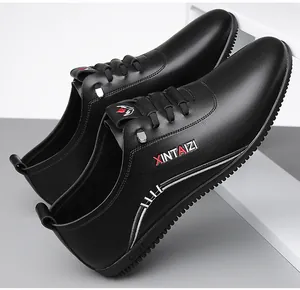 Vue détaillée du dessus en cuir noir texturé et des lacets élastiques de la chaussure