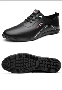 Vue détaillée des chaussures en cuir noir et semelle en caoutchouc antidérapante à crampons