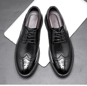 Vue de dessus de chaussures Richelieu noires à bout fleuri avec détails perforés en cuir