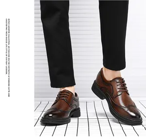 Προβολή των καφέ δερμάτινων παπουτσιών brogue με διάτρητα σχέδια και σόλα από καουτσούκ