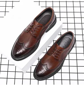 Κοντινή λήψη σκούρων καφέ παπουτσιών brogue με περίπλοκες λεπτομέρειες από διάτρητο δέρμα