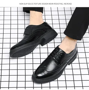 Κοντινό πλάνο με λεπτομέρειες Brogue και κορδόνια σε μαύρα επίσημα ανδρικά παπούτσια