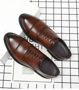 Μακροσκοπική λήψη λεπτομερειών brogue από καφέ δέρμα και κορδονιών σε ανδρικά παπούτσια