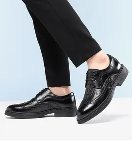 Gros plan de derbies Brogue noirs avec cuir embossé crocodile et détails ajourés
