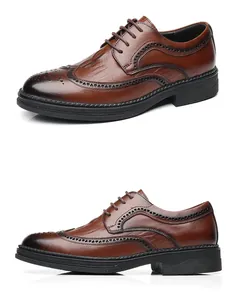 Vue détaillée de chaussures brogues en cuir marron avec perforations et texture gaufrée
