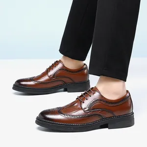 Chaussures richelieus classiques en cuir marron pour hommes avec motifs perforés