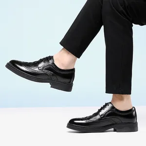 Chaussures richelieu noires de style Brogue avec motifs sculptés et semelles épaisses