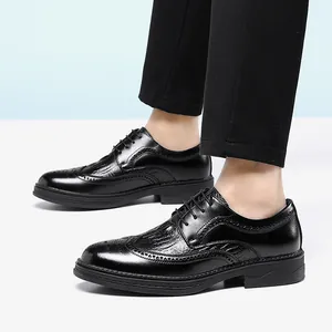 Chaussures richelieu noires classiques avec détails bout golf et motif crocodile élégant
