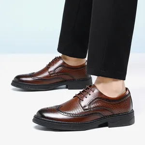Ανδρικά σκούρα καφέ παπούτσια brogue με διάτρητα σχέδια και κλασικό δέσιμο με κορδόνια