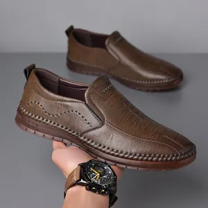 Chaussures en cuir marron à enfiler avec texture litchi et coutures décontractées