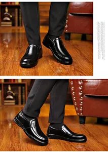 Dettaglio delle scarpe slip-on in pelle nera da uomo con suola morbida e fodera calda
