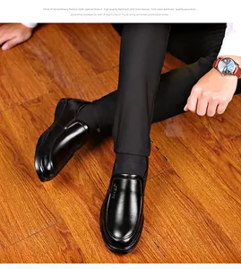 Mocassini classici da uomo in pelle nera con design slip-on e finitura lucida di qualità