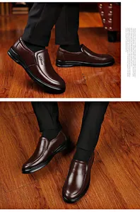 Dettaglio di scarpe slip-on in pelle bovina marrone con suole in gomma antiscivolo durevoli