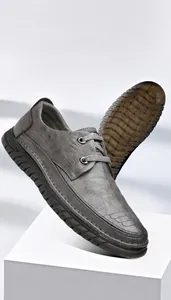 Vue détaillée du cuir texture crocodile gris et de la semelle en caoutchouc antidérapante