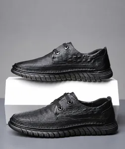 Détail de chaussures décontractées pour hommes en cuir noir avec gaufrage crocodile et semelle antidérapante