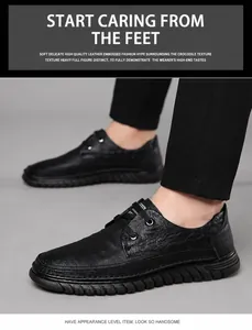 Gros plan de chaussures décontractées en cuir noir pour hommes avec texture crocodile et semelle