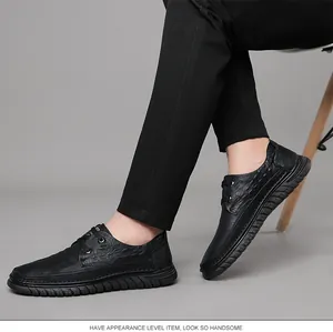 Détail de chaussures en cuir noir à motif crocodile pour hommes avec semelles antidérapantes