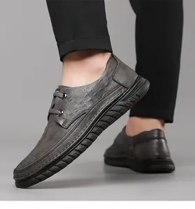 Vue latérale de chaussures décontractées en cuir gris pour hommes avec semelles antidérapantes