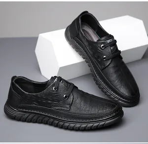 Détail de chaussures en cuir noir pour hommes avec gaufrage crocodile élégant et lacets