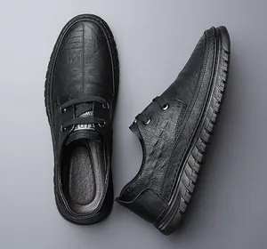 Vue détaillée de chaussures décontractées en cuir noir avec lacets et semelle antidérapante