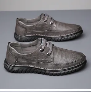 Détail de chaussures décontractées pour hommes en cuir gris foncé avec texture crocodile et semelle