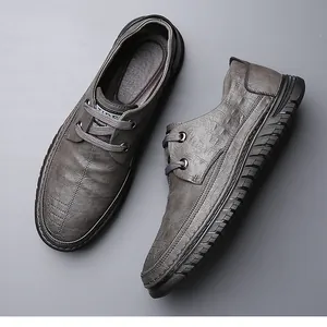Gros plan sur les chaussures décontractées en cuir gris pour hommes avec coutures et semelle