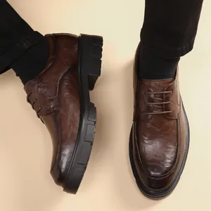 Zapatos elevados de hombre en cuero marrón oscuro con suela gruesa para negocios y gala
