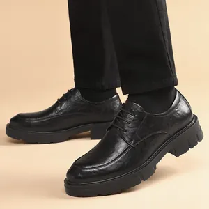 Zapatos elevadores de cuero negro para hombre con suelas gruesas y aumento invisible