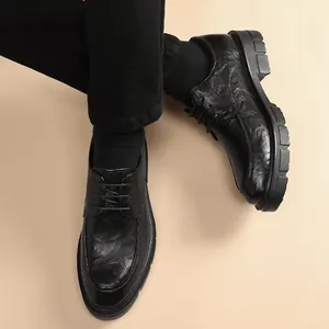 Zapatos de vestir para hombre en cuero negro con suela gruesa y elevación invisible