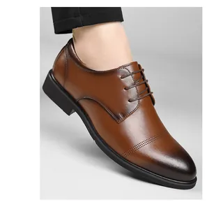 Κοντινό πλάνο καφέ παπουτσιών brogue με vintage ντεγκραντέ μύτη και κομψές λεπτομέρειες