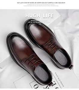 Draufsicht auf braune Leder-Oxfordschuhe mit Textur-Finish und Schnürverschluss