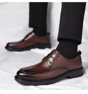 Detailaufnahme brauner Business-Lederschuhe mit Farbverlauf an der Spitze und Gummisohle