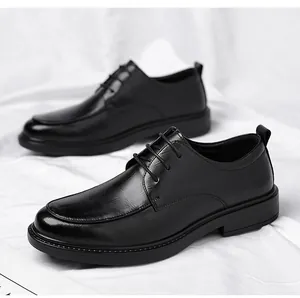 Detailaufnahme klassischer schwarzer Lederschuhe mit eleganter U-Tip-Ziernaht
