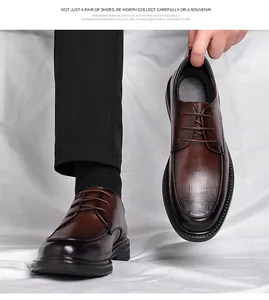 Detailansicht der dunkelbraunen geprägten Lederstruktur bei klassischen Business-Schuhen