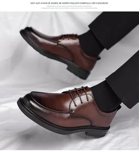 Detailansicht dunkelbrauner Leder-Derby-Schuh mit schwarzer Schnürung und Gummisohle