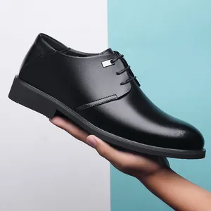 Klassische Business-Schuhe aus Leder für Herren mit Schnürung und Metallverschluss-Detail