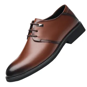 Klassische braune Business-Lederherrenschuhe mit Schnürung und Farbverlauf an der Spitze