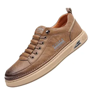 Sneakers casual marroni da uomo con suole spesse antiscivolo in vista a 45 gradi