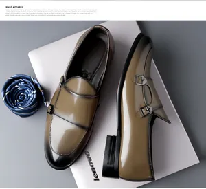 Detail der Double Monk Strap Schuhe aus Leder mit Farbverlauf und silbernen Schnallen