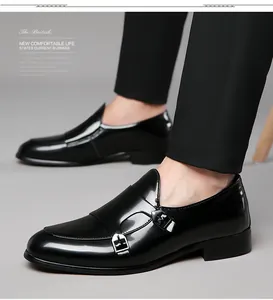 Detail der glänzenden schwarzen Monkstrap-Schuhe mit silbernen Doppelschnallen und Finish