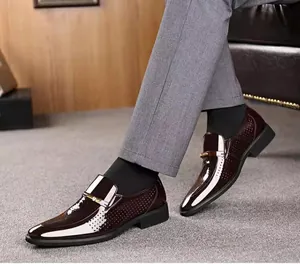Detailsicht der burgunderroten Lacklederschuhe mit dekorativen Perforationen an der Seite