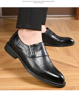 Dettaglio di scarpe business in pelle nera con fibbia metallica laterale ed elegante logo