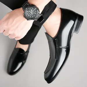 Detail eines schwarzen Lackleder-Loafers mit glänzender Oberfläche und eleganter Schnalle