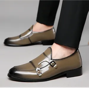 Detailaufnahme brauner Doppelmonks aus poliertem Leder mit Farbverlauf-Finish
