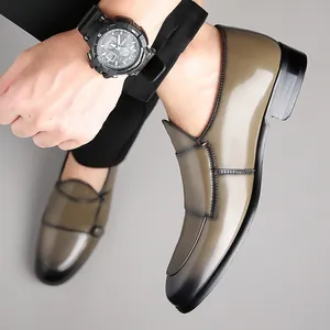 Detailansicht glänzender Slipper mit olivgrünem Farbverlauf und feiner Naht am Fuß