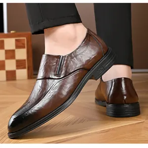 Dettaglio di scarpe formali in pelle marrone con finitura sfumata e fibbia in metallo