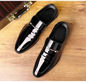 Draufsicht auf schwarze Lackleder-Loafer mit Silberschnalle auf Holzhintergrund