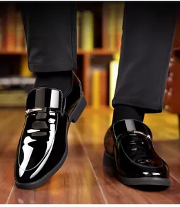 Nahaufnahme der schwarzen Lacklederschuhe für Herren mit dekorativer Goldmetallschnalle