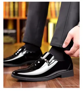 Polierte schwarze Lackleder-Loafer mit Metallschnalle und rutschfester Gummisohle