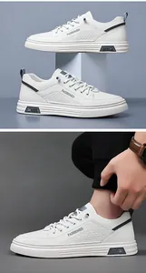Λεπτομέρεια από λευκά ανδρικά sneakers με ανάγλυφη υφή διαμαντιού και γράμματα μόδας